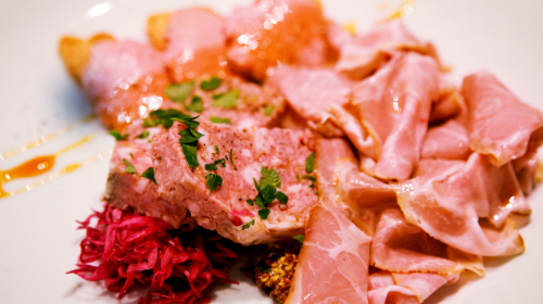 肉の前菜盛り合わせ（レバームース、パテ・ド・カンパーニュ、自家製ボイルハム） 料理写真